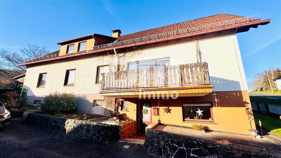 Ein-bis Zweifamilienhaus mit Anbauten auf 1.250 m² Traumgrundstück mit Panoramablick - Titel Seitenansicht / 2. Zugang